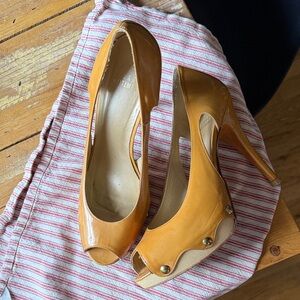 Stuart Weitzman 8,5 Elegant Tan Peep-Toe Heels clogs wood mustard yellow patent